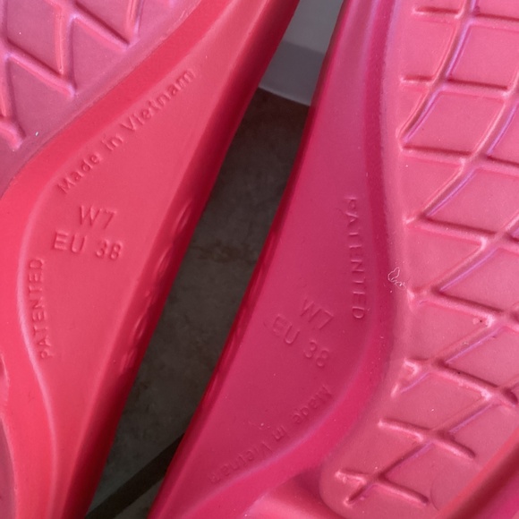 Oofos Womens size 7 neon berry - Picture 7 of 7